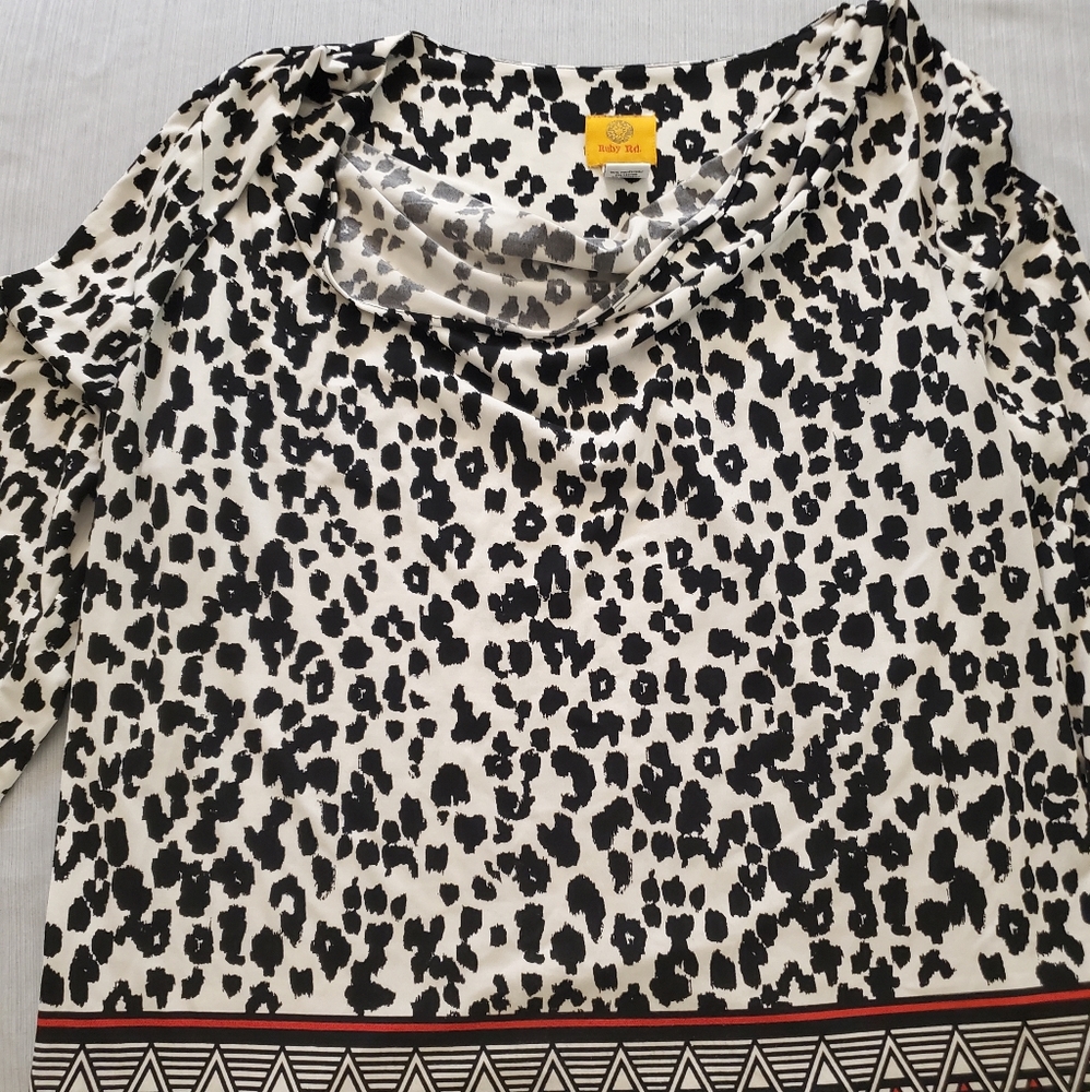 Black and white print top